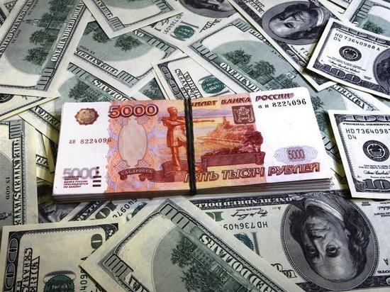 Рубль резко подешевел к доллару и евро