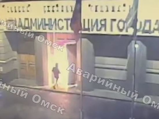 Появилось видео поджога омской мэрии