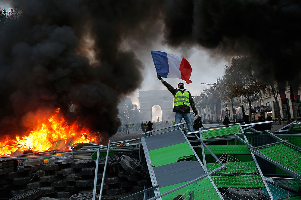 Яростные протесты во Франции: кадры военных действий на улицах