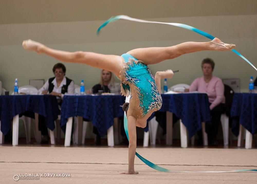 Невозможно отвести глаз: красота движений и грация гимнасток на соревнованиях в Карелии