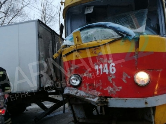 Массовое ДТП в Барнауле: трамвай собрал гусеницу из 17 автомобилей