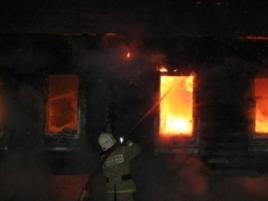 В Смоленском районе сгорели двухэтажный дом и гараж