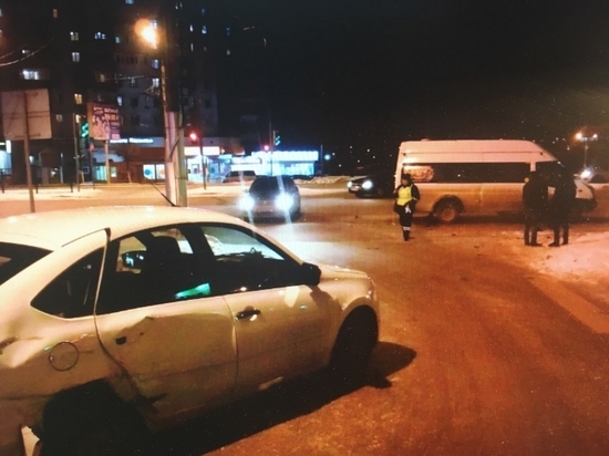 Легковушка и маршрутка столкнулись в Чебоксарах: двое пострадали