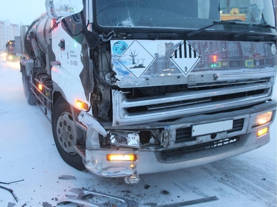 Ассенизатор протаранил пассажирский автобус на Ямале