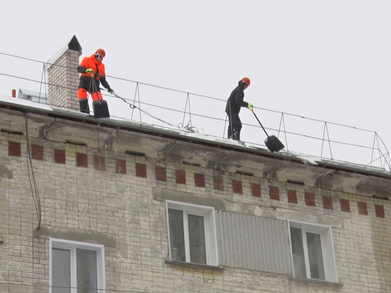 За сутки подрядчики очистили 95 заснеженных крыш в Кирове