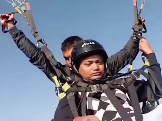 В Индии, спасая туриста, погиб пилот параплана
