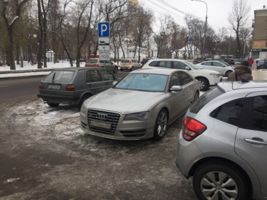 В поле зрения сотрудников УМВД РФ по городу Воронежу попала одна фотография, размещенная в интернете. На ней зафиксирован факт нарушения Правил дорожного движения водителем автомобиля «Ауди-S8».