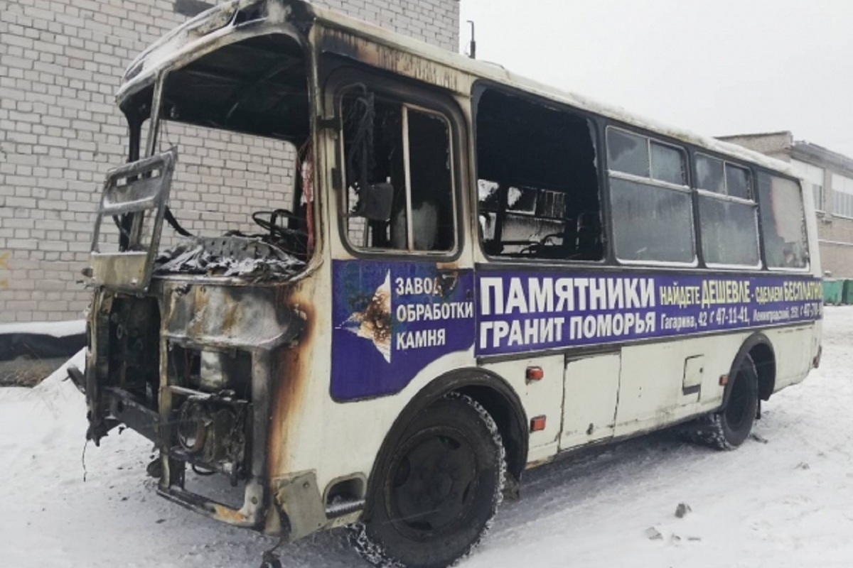 Архангельский автобус. 64 Автобус Архангельск. Маршрут 64 автобуса Архангельск. Обстрел ПАЗИКА. Пазик Архангельск.