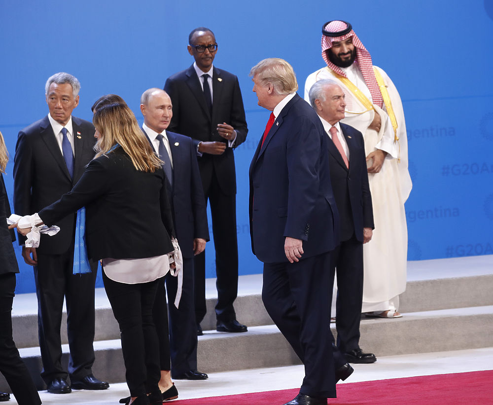 Взгляд года: Путин смотрит на Трампа на саммите G20