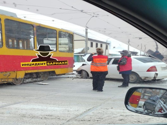Трамвай протаранил иномарку в Барнауле