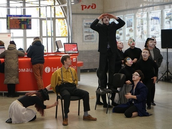 На железнодорожном вокзале Екатеринбурге читали стихи и показали спектакль