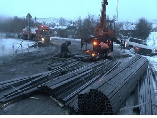 В Кузбассе грузовик рассыпал железо прямо на железнодорожном переезде