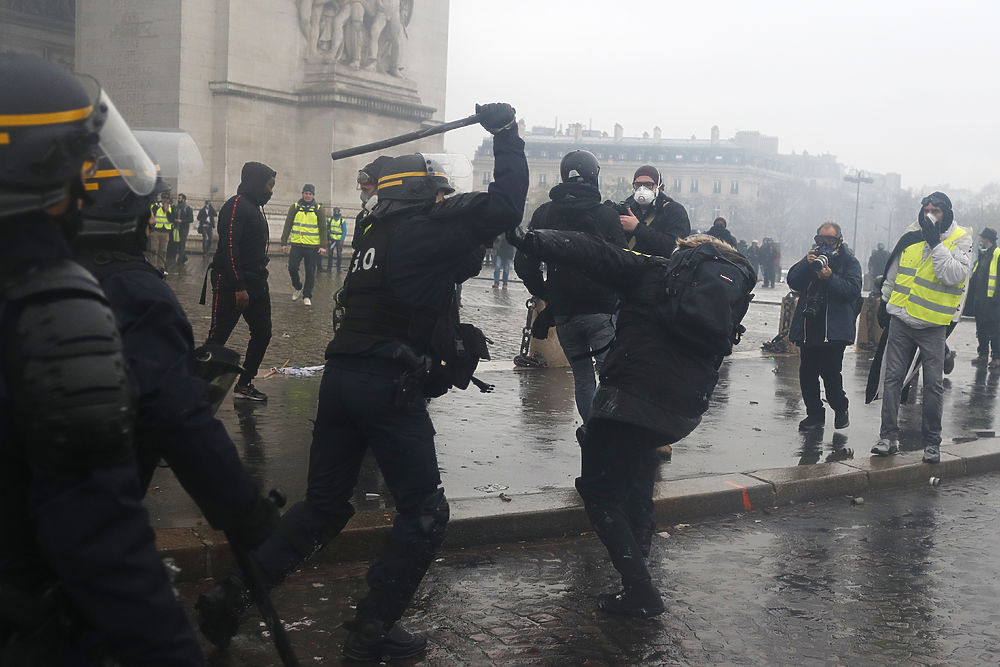 Кадры протестов в Париже: противостояние полиции и "желтых жилетов"