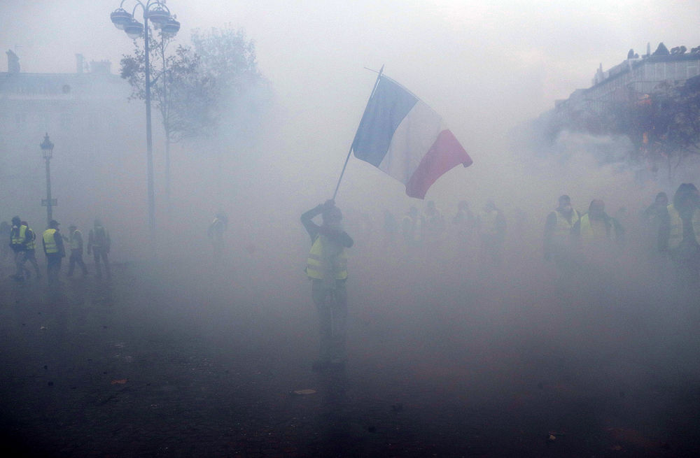 Кадры протестов в Париже: противостояние полиции и "желтых жилетов"