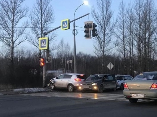 В Ярославле «Киа Спортейдж» врезался в светофор