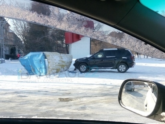 Автомобиль влетел в автобусную остановку в Барнауле