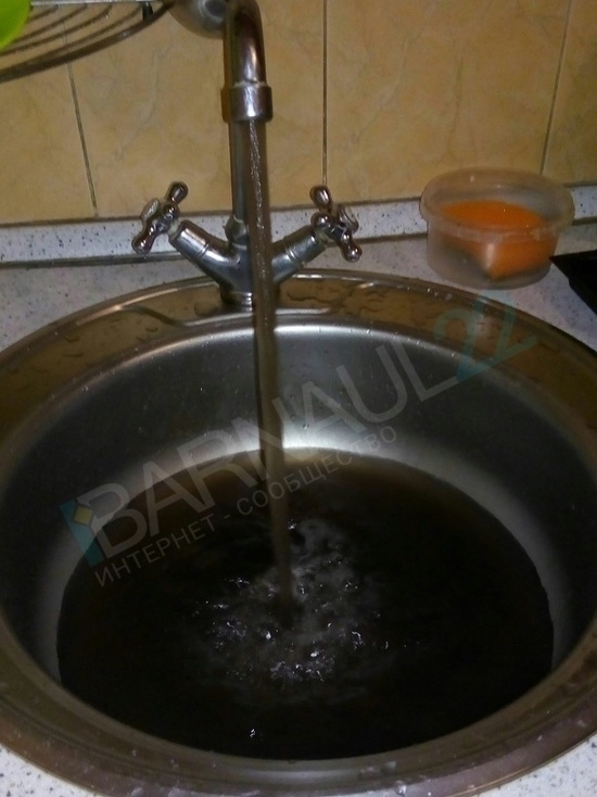Жители барнаульского пригорода жалуются на грязную воду из крана