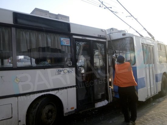 Гололед стал причиной аварии с троллейбусом в Барнауле
