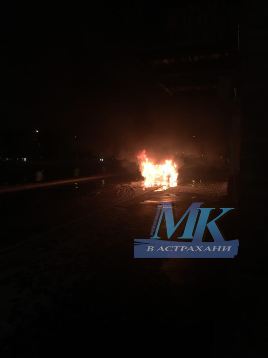 В центре Астрахани горит автомобиль