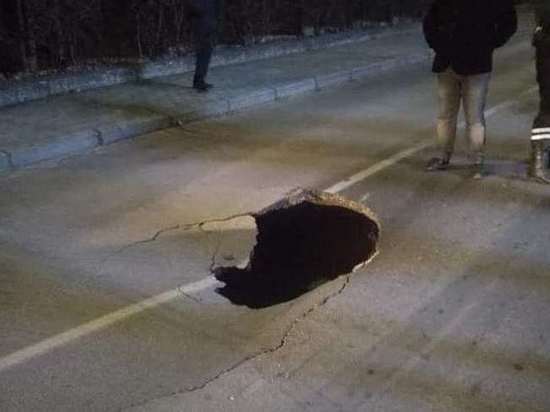 В Светлогорске образовался метровый провал в дороге