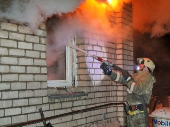 При пожаре в Смоленске из горящей квартиры спасся мужчина