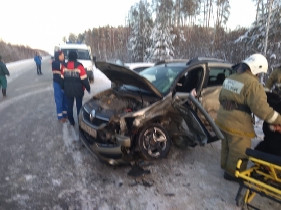 Свердловские спасатели деблокировали водителя Renault после ДТП