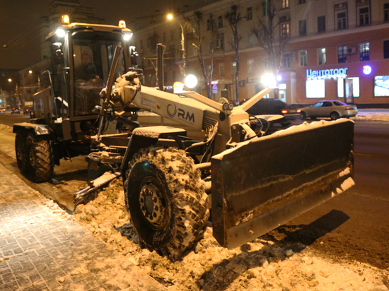На уборку снега в Воронеже ночью вышло более 200 единиц спецтехники