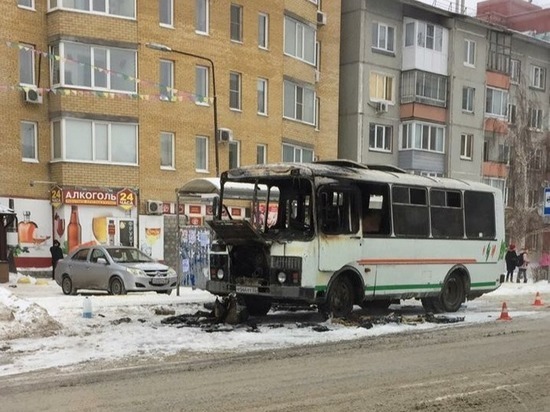 В Омске на остановке сгорел автобус – фото