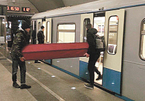 Двое молодых людей, ошарашившие пассажиров московского метро попыткой провезти в подземке