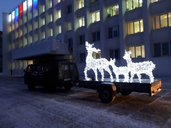 В Архангельске устанавливают новогоднюю иллюминацию, к мэрии вернутся олени