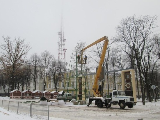 В Смоленске устанавливают главную новогоднюю елку
