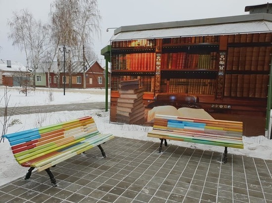  В Читательском сквере Тамбова установили скамейки с изображением стопок книг