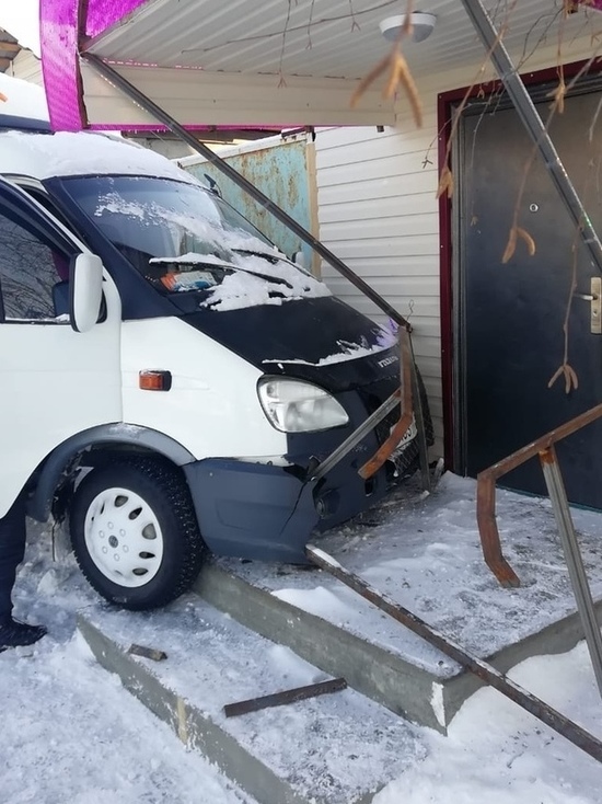 ДТП в Бийске: «Газель» занесло на крыльцо жилого дома