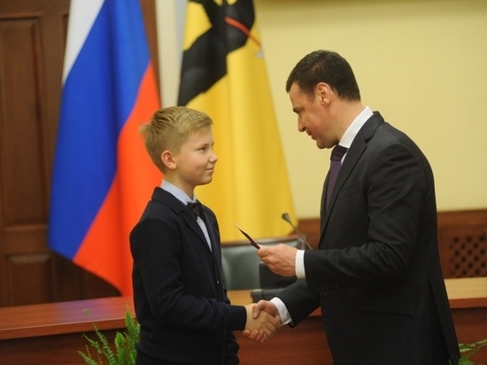 Дмитрий Миронов вручил паспорта юным ярославцам