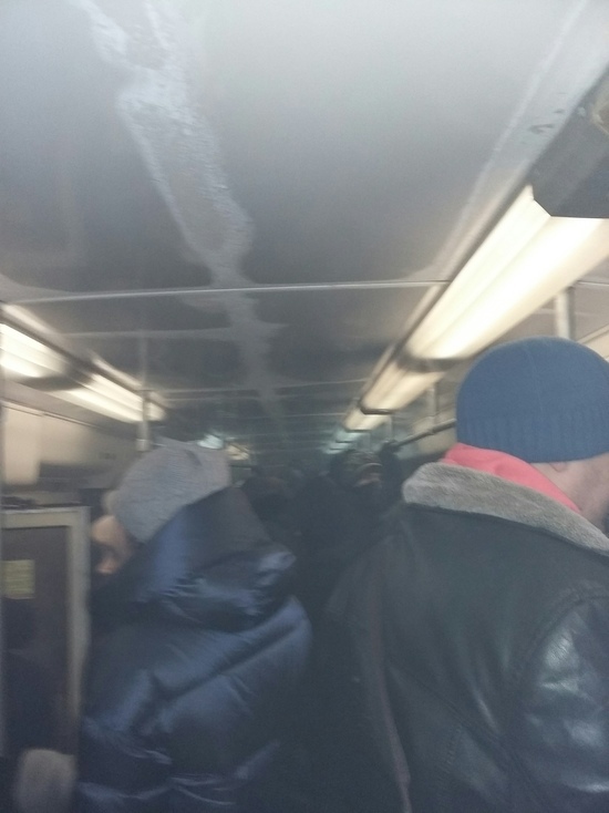 В Кемерове утренний трамвай задымился на маршруте