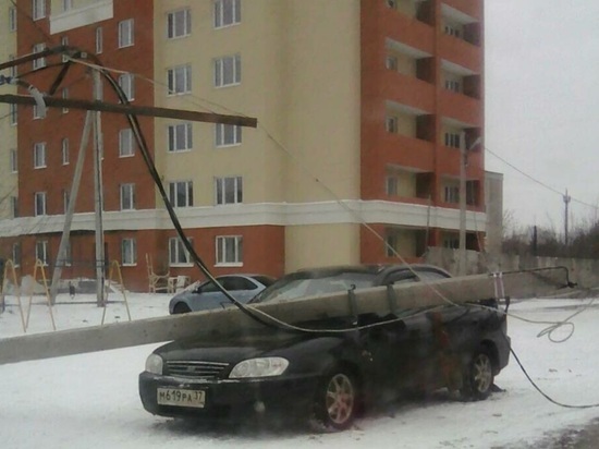 Когда руки из жо..: в Иванове рабочие уронили бетонный столб на иномарку