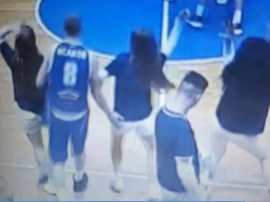 Уфимский баскетболист пощупал зад алтайской чирлидерши