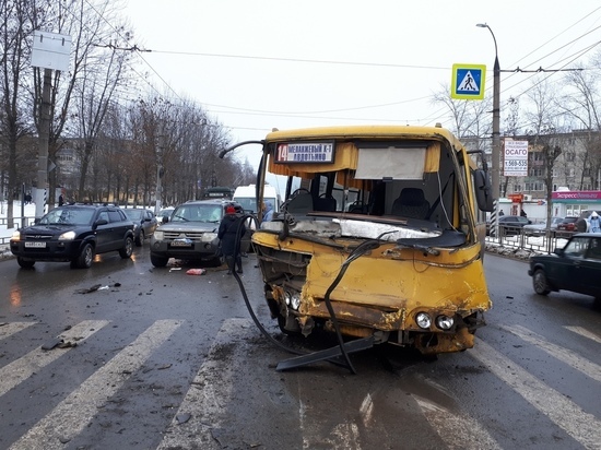 В Иванове рейсовый автобус протаранил внедорожник, кондуктор вылетела в окно