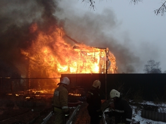 В Рыбинске в крупном пожаре сгорел частный дом