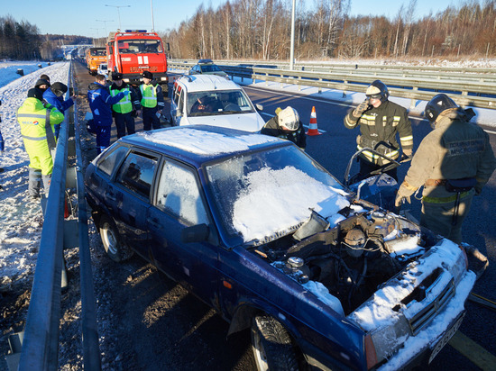 На трассе М-11 в Тверской области «спасали» попавших в аварию