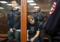 Александр Кокорин и Павел Мамаев по решению суда остались в СИЗО "Бутырка" еще на ближайшие пару месяцев за два случая избиения в Москве. Тем не менее, некоторые продолжают поддерживать футболистов. Братья Миранчуки, выступающие за "Локомотив" - Алексей и Антон, записали видео, в котором обращаются к провинившимся.