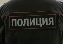 Московские полицейские ведут переговоры с подростком, который пришел в школу и заявил о том, что собирается убить себя