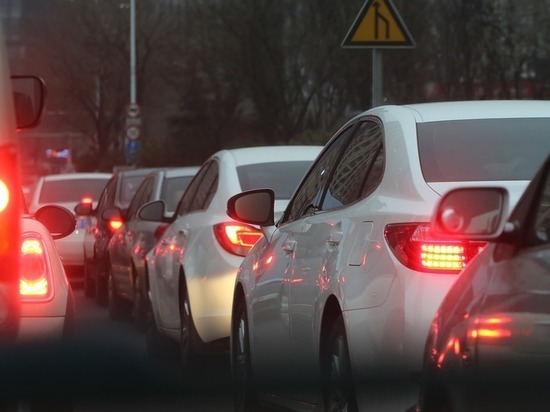 Воронежские автомобилисты из-за снега провели утро в пробках
