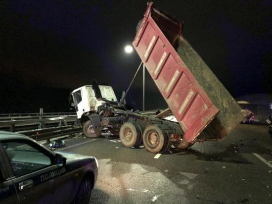 В Воронежской области грузовик повредил пешеходный мост