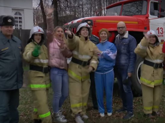 Участницы шуйского конкурса красоты попробовали себя в роли пожарных (видео)