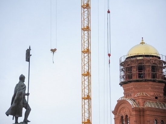 Установлен крест на куполе собора Александра Невского в Волгограде