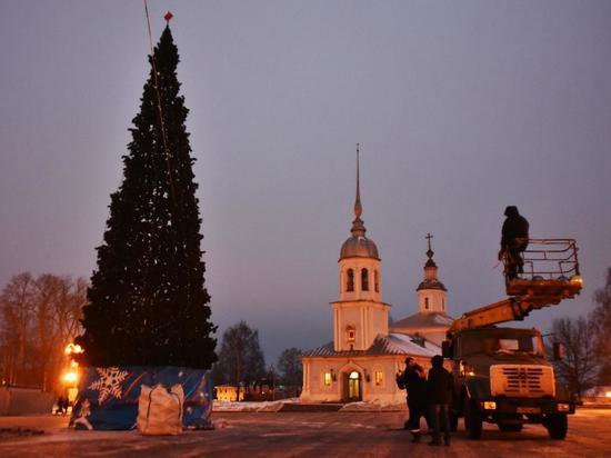 Зимнюю красавицу нарядили на Кремлевской площади в Вологде