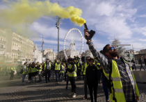 Протесты во Франции продолжаются: сегодня спикер правительства Бенжамен Гриво заявил, что цель радикалов, которые прикрываются «желтыми жилетами» - сменить власть в стране