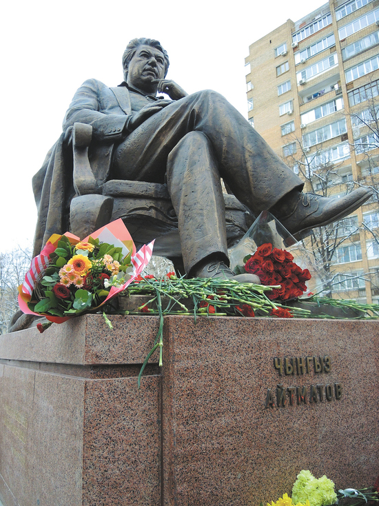 В Москве открыли памятник Айтматову
