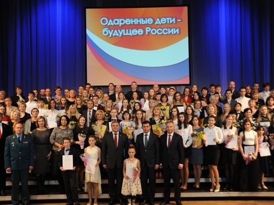 60 ярославских школьников получат губернаторские стипендии
